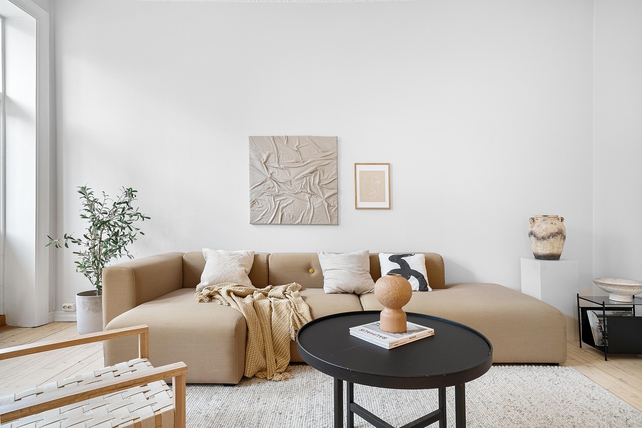 Clean empty apartment living room ready for new tenants in San Diego